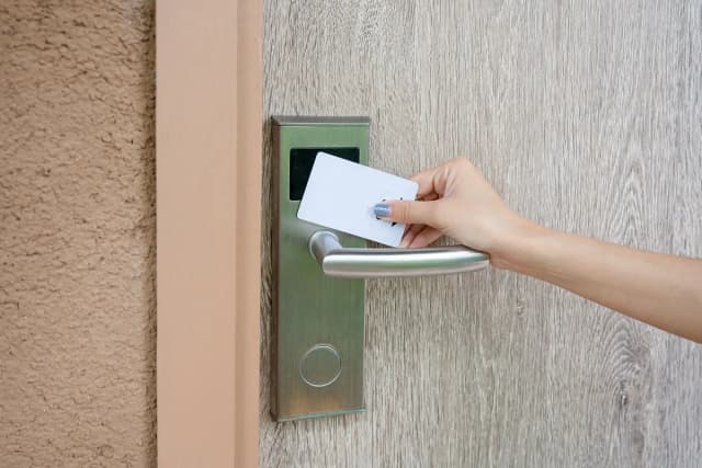 Jak zamknąć drzwi w hotelu na kartę od środka - proste kroki i porady