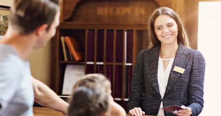 Ile godzin pracuje recepcjonistka w hotelu? Oto zaskakujące fakty