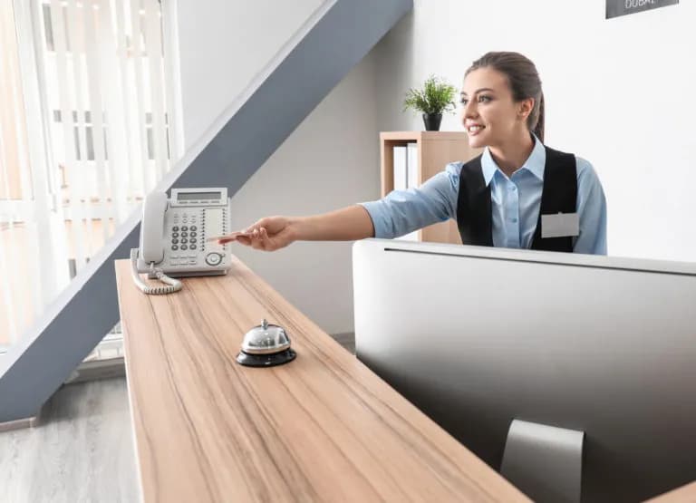 Ile zarabia się na recepcji w hotelu? Zaskakujące fakty o pensjach